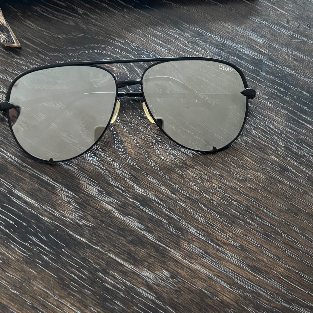Women quay mirrored aviators